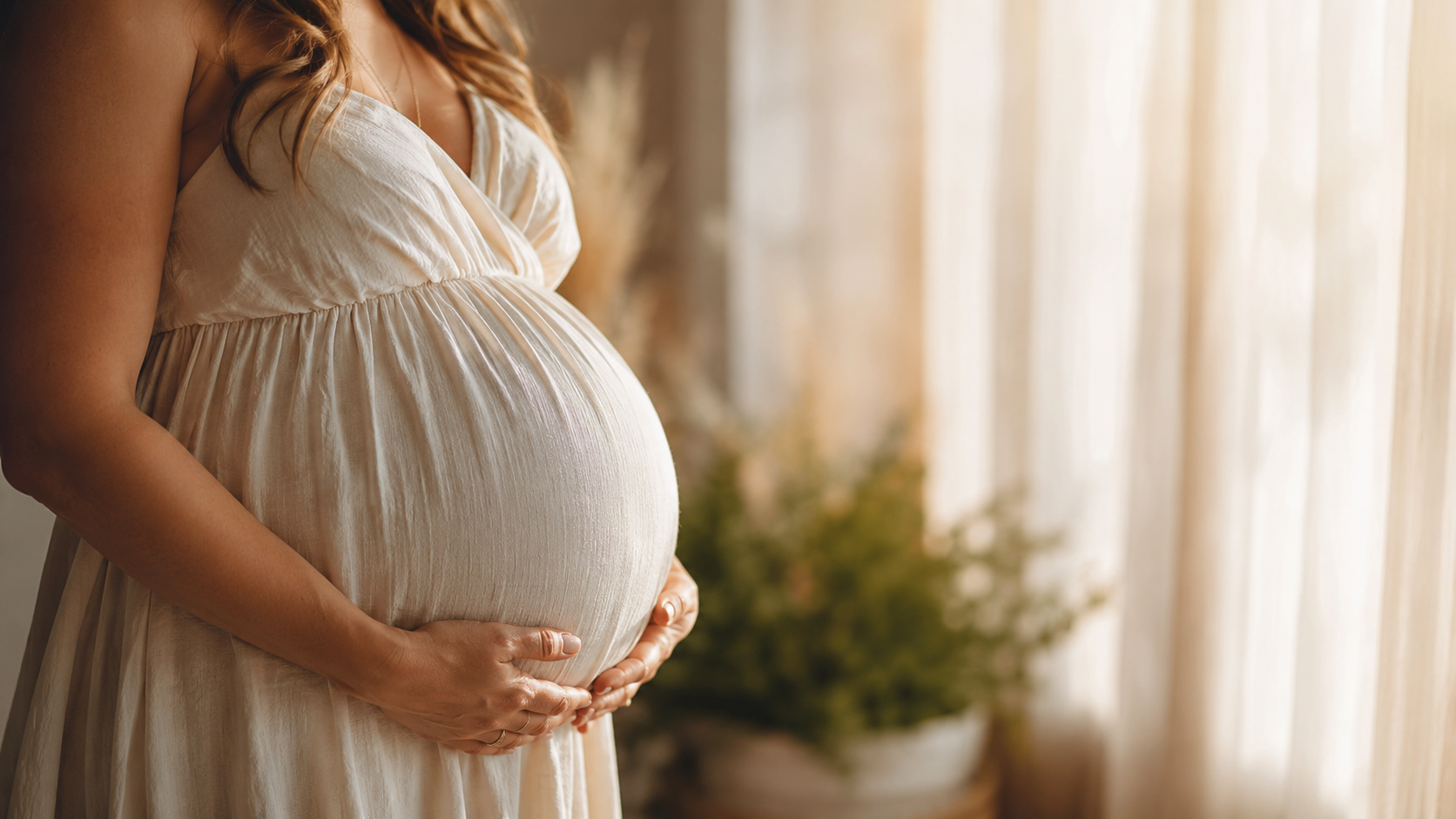 Maman enceinte rayonnante, accompagnée pendant la grossesse